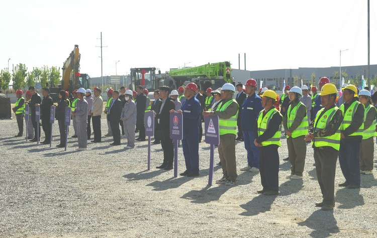 圖為參加開(kāi)工儀式的各單位代表列隊站立會(huì )場(chǎng)，周永忠攝_副本.JPG