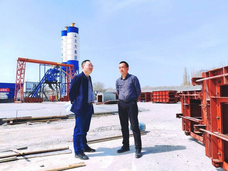 0414 ---（機械）--【抓進(jìn)度 鼓干勁】領(lǐng)導視察一線(xiàn)，心系施工進(jìn)度1_副本.jpg