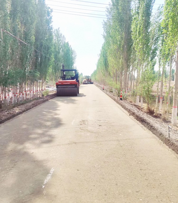 0517  137團農村公路建設項目順利完成水穩層攤鋪壓實(shí)作業(yè)2 (1)_副本_副本.jpg